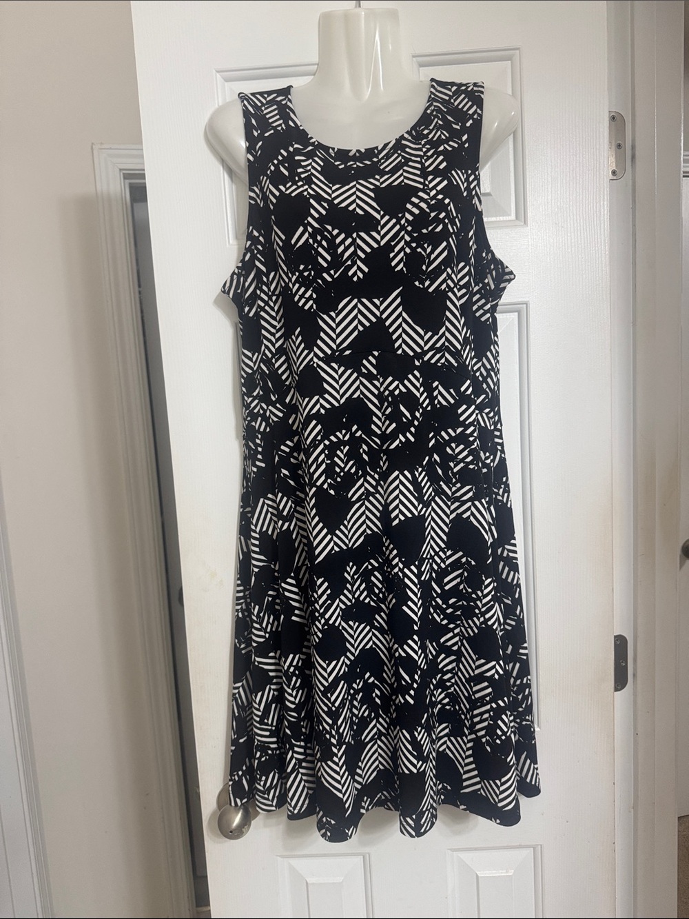 Apt. 9 Black and White Geometric Midi Dress
